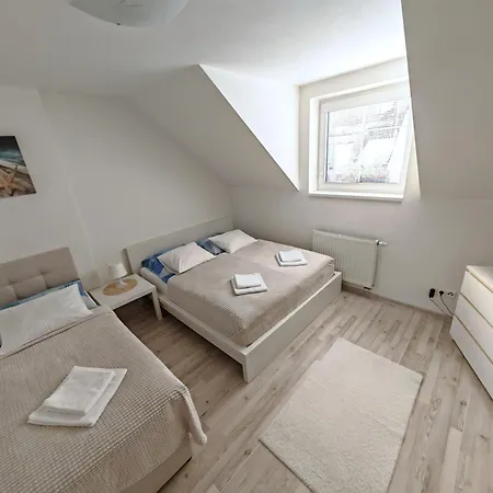 3j Apartment *